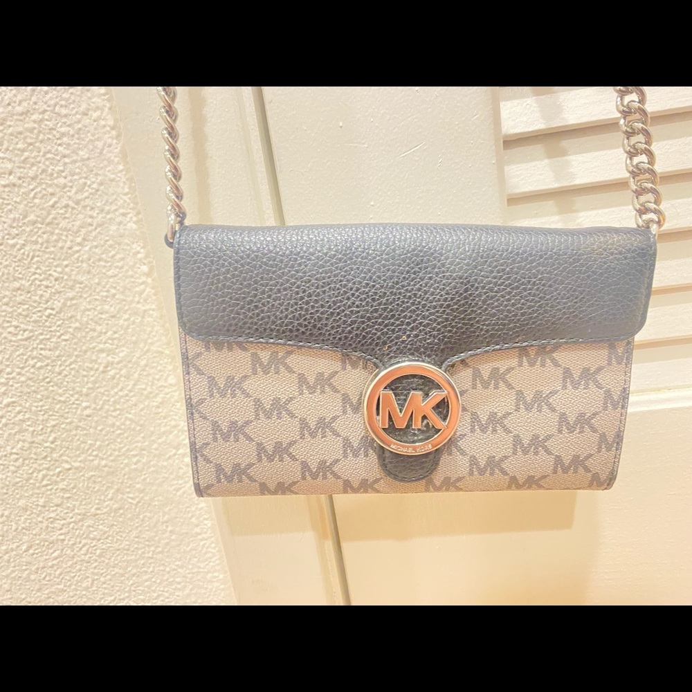 MICHAEL MICHAEL KORS
Logo Smartphone Wristlet